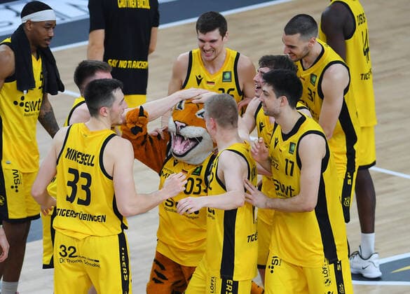 Basketball 2. Bundesliga 2020 2021 22. Spieltag in der Paul Horn Arena Tigers Tuebingen - Team Ehinge Urspring 17.03.2022 SCHLUSSJUBEL Tigers mit Maskottchen Walter; Isaiah Crawley, Ryan Richard Mikesell, Aatu Kivimaeki, Till Joenke, Gianni Otto, Mateo Seric und Daniel Keppeler (v.li.)