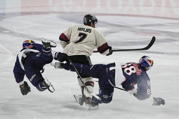 Sport Themen der Woche KW11 Sport Bilder des Tages Kölner Haie KEC Die Haie vs Redbull München, Eishockey DEL, Mitte: Jonas Holos (Haie), räumt Austin Ortega (RB, links) und Julian Lutz (RB, rechts) aus dem Weg, 18.03.2022, *** Kölner Haie KEC Die Haie vs Redbull München, Eishockey DEL, center Jonas Holos Haie , clears Austin Ortega RB, left and Julian Lutz RB, right out of the way, 18 03 2022, DUS900