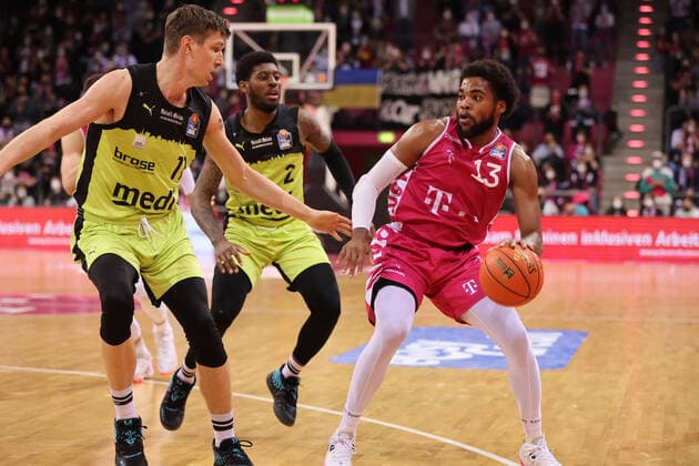 Bonn, Deutschland 18.03.2022, Telekom Dome, Basketball Bundesliga, 26. Spieltag, BBL, Telekom Baskets Bonn vs Medi Bayreuth, Andreas Seiferth (Bayreuth), Sacar Anim (Bayreuth), Javontae Hawkins (Bonn)