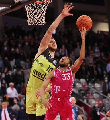 Bonn, Deutschland 18.03.2022, Telekom Dome, Basketball Bundesliga, 26. Spieltag, BBL, Telekom Baskets Bonn vs Medi Bayreuth, Martynas Sajus (Bayreuth), Parker Jackson-Cartwright (Bonn)
