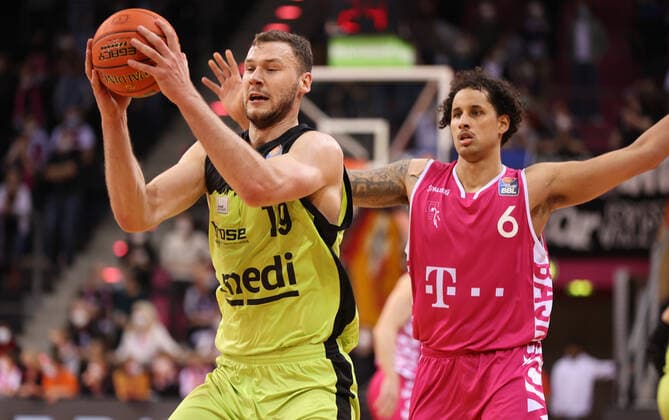Bonn, Deutschland 18.03.2022, Telekom Dome, Basketball Bundesliga, 26. Spieltag, BBL, Telekom Baskets Bonn vs Medi Bayreuth, Martynas Sajus (Bayreuth), Michael Kessens (Bonn)