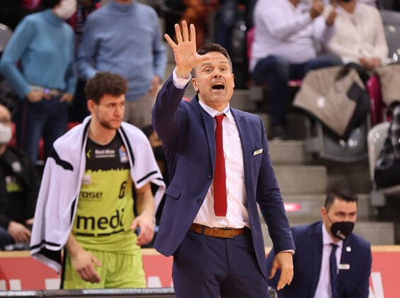 Bonn, Deutschland 18.03.2022, Telekom Dome, Basketball Bundesliga, 26. Spieltag, BBL, Telekom Baskets Bonn vs Medi Bayreuth, Head Coach Raoul Korner (Bayreuth) gibt Anweisungen.