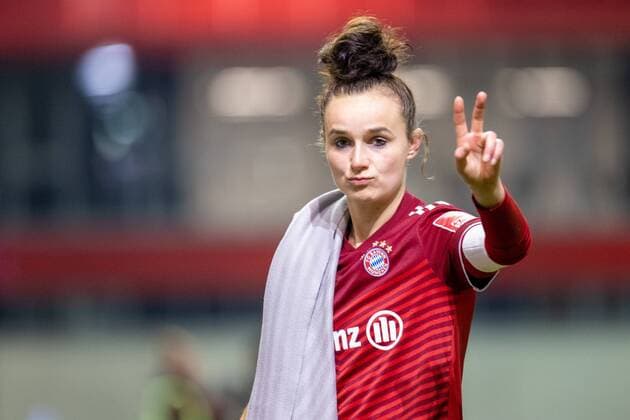 Lina Magull 16 (FC Bayern Frauen) auf dem Weg zum Interview, FC Bayern Frauen Muenchen vs. Eintracht Frankfurt, Flyeralarm Frauen-Bundesliga, 18.03.22 DFB regulations prohibit any use of photographs as image sequences and or quasi-video. (kolbert-press) Muenchen Bayern Deutschland
