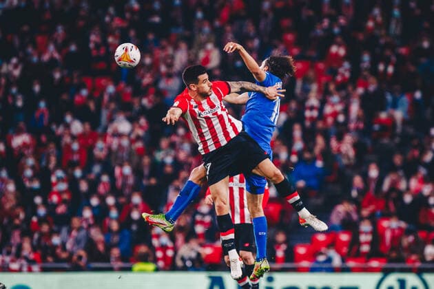 Bilder des Jahres 2022, Sport 03 März Sport Themen der Woche KW11 Sport Bilder des Tages March 18, 2022, Bilbao, Basque Country, Spain: YURI BERCHICHE (17) of Athletic Club jumps with ENES UNAL (10) of Getafe to win the ball during the La Liga Santander match between Athletic Club and Getafe CF at San Mames stadium. Bilbao Spain - ZUMAf312 20220318_znp_f312_014 Copyright: xEduxDelxFresnox