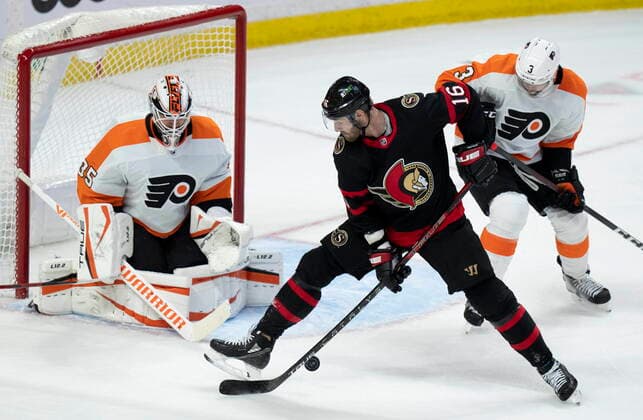 Sport Themen der Woche KW11 Sport Bilder des Tages March 18, 2022, Ottawa, ON, Canada: Ottawa Senators left wing Austin Watson, centre, tries to deflect the puck past Philadelphia Flyers goaltender Martin Jones while being pressured by defenceman Keith Yandle during first period NHL, Eishockey Herren, USA action, Friday, March 18, 2022 in Ottawa. Keith Yandle Martin Jones Austin Watson  - ZUMAc35_ 20220318_zaf_c35_004 Copyright: xAdrianxWyldx