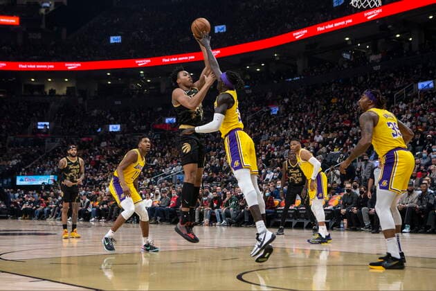 March 18, 2022, Toronto, ON, CAN: Toronto Raptors Scottie Barnes (centre) shoots on Los Angeles Lakers Wenyen Gabriel during first half NBA, Basketball Herren, USA basketball action in Toronto on Friday, March 18, 2022. Scottie Barnes; Lakers Wenyen Gabriel  - ZUMAc35_ 20220318_zaf_c35_025 Copyright: xChrisxYoungx