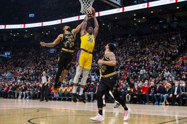 March 18, 2022, Toronto, ON, CAN: Los Angeles Lakers Dwight Howard (centre) takes a defensive rebound from Toronto Raptors Khem Birch (left) during first half NBA, Basketball Herren, USA basketball action in Toronto on Friday, March 18, 2022. Dwight Howard; Khem Birch  - ZUMAc35_ 20220318_zaf_c35_026 Copyright: xChrisxYoungx