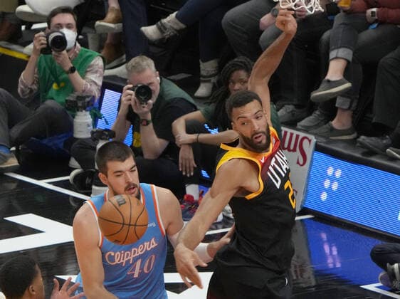 Utah Jazz center Rudy Gobert (27) fights for a rebound with LA Clippers center Ivica Zubac (40) during a NBA, Basketball Herren, USA game between Utah Jazz and Los Angeles Clippers, at the Vivint Smart Home Arena in Salt Lake City, Utah, USA, 18 March 2022. Utah Jazz at Los Angeles Clippers !ACHTUNG: NUR REDAKTIONELLE NUTZUNG!  Copyright: xGEORGExFREYx AME4402 20220319-e1c259928fb31929bca817de01b5e85fb05e3b8d