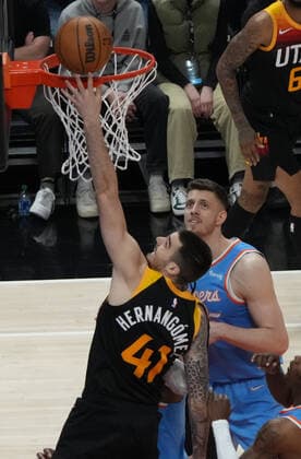 Utah Jazz forward Juancho Hernangomez (41) tips the ball in as LA Clippers center Isaiah Hartenstein (55) looks on during a NBA, Basketball Herren, USA game between Utah Jazz and Los Angeles Clippers, at the Vivint Smart Home Arena in Salt Lake City, Utah, USA, 18 March 2022. Utah Jazz at Los Angeles Clippers !ACHTUNG: NUR REDAKTIONELLE NUTZUNG!  Copyright: xGEORGExFREYx AME4403 20220319-0df3780c7509bb22f80cb95c20bc53bf45281209