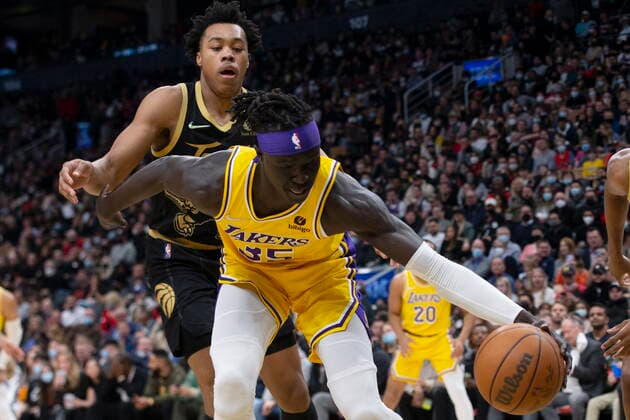 March 18, 2022, Toronto, ON, CAN: Los Angeles Lakers Wenyen Gabriel (right) collects the ball in front of the Toronto Raptors Scottie Barnes during second half NBA, Basketball Herren, USA basketball action in Toronto on Friday, March 18, 2022. Wenyen Gabriel; Scottie Barnes  - ZUMAc35_ 20220318_zaf_c35_068 Copyright: xChrisxYoungx