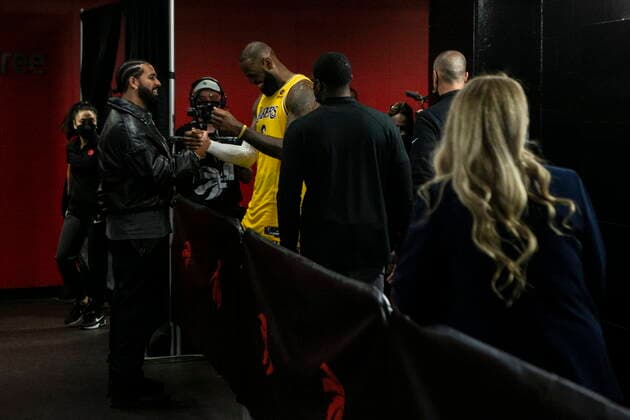 March 18, 2022, Toronto, ON, CAN: Los Angeles Lakers. LeBron James greets Drake following NBA, Basketball Herren, USA basketball action against Toronto Raptors in Toronto on Friday, March 18, 2022. LeBron James; Drake  - ZUMAc35_ 20220318_zaf_c35_087 Copyright: xChrisxYoungx