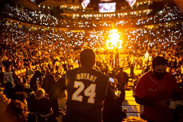 March 18, 2022, Toronto, ON, CAN: A Lakers fan watches the pre-game ceremony before Toronto Raptors take on Los Angeles Lakers in NBA, Basketball Herren, USA basketball action in Toronto on Friday, March 18, 2022. Canada News - March 18, 2022  - ZUMAc35_ 20220318_zaf_c35_092 Copyright: xChrisxYoungx