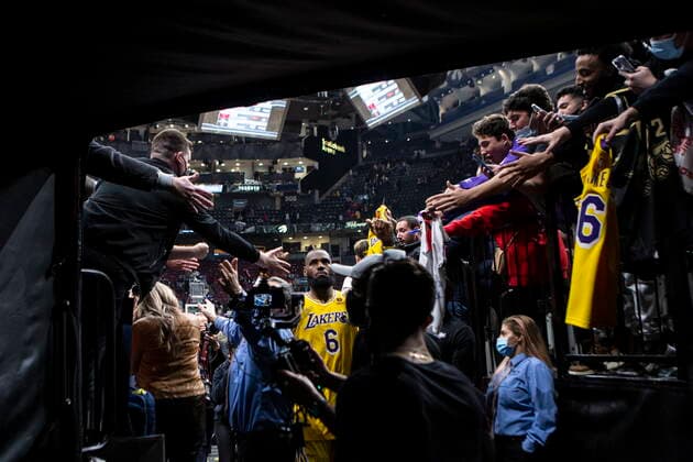 March 18, 2022, Toronto, ON, CAN: Los Angeles Lakers LeBron James takes the fans applause as he comes off the court following his team™s overtime 128-123 win over Toronto Raptors in NBA, Basketball Herren, USA basketball action in Toronto on Friday, March 18, 2022. LeBron James  - ZUMAc35_ 20220318_zaf_c35_093 Copyright: xChrisxYoungx