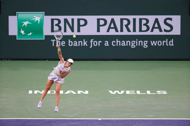 March 18, 2022 Iga Swiatek of Poland serves against Simona Halep of Romania in their semifinal match of the 2022 BNP Paribas Open at Indian Wells Tennis Garden in Indian Wells, California. Indian Wells United States of America - ZUMAc04_ 20220318_zaf_c04_169 Copyright: xCharlesxBausx