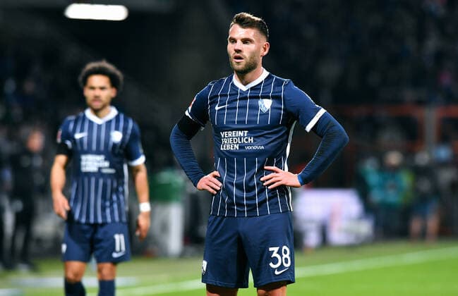 Fussball, Bundesliga, Deutschland, Herren, Saison 2021 2022, 27. Spieltag, Vonovia Ruhrstadion Bochum, VfL Bochum (blau) - VfL Borussia Mönchengladbach (weiss); Eduard Löwen (BOC), Aktion. DFB DFL REGULATIONS PROHIBIT ANY USE OF PHOTOGRAPHS AS IMAGE SEQUENCES AND OR QUASI-VIDEO *** Football, Bundesliga, Germany, Men, Season 2021 2022, 27 Matchday, Vonovia Ruhrstadion Bochum, VfL Bochum blue VfL Borussia Mönchengladbach white Eduard Löwen BOC , Action DFB DFL REGULATES PROHIBIT ANY USE OF PHOTOGRAPHS AS IMAGE SEQUENCES AND OR QUASI VIDEO
