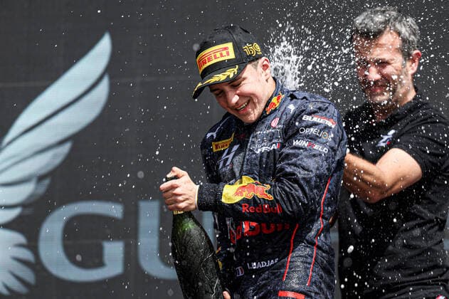 Bilder des Jahres 2022, Sport 03 März Sport Themen der Woche KW11 HADJAR Isack (fra), Hitech Grand Prix, Dallara F3, portrait winner race 1, podium during the 1st round of the 2022 FIA Formula 3 Championship from March 18 to 20, 2022 on the Bahrain International Circuit, in Sakhir, Bahrain - AUTO - FORMULA 3 2022 - BAHRAIN DPPI Panoramic  G00D7775