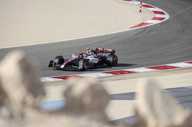 24 ZHOU Guanyu (chi), Alfa Romeo F1 Team ORLEN C42, action during the Formula 1 Gulf Air Bahrain Grand Prix 2022, 1st round of the 2022 FIA Formula One World Championship, WM, Weltmeisterschaft on the Bahrain International Circuit, from March 18 to 20, 2022 in Sakhir, Bahrain - F1 - BAHRAIN GRAND PRIX 2022 DPPI Panoramic  _R5_0599