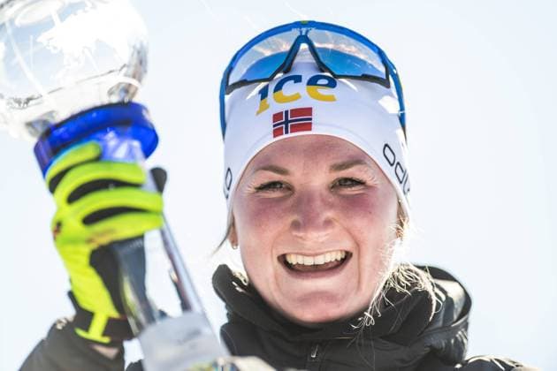 220319 Marte Olsbu Roiseland of Norway celebrates with the trophy for overall pursuit cup after women s 10 km biathlon pursuit during the IBU World Cup on March 19, 2022 in Oslo. Photo: Jon Olav Nesvold BILDBYRAN COP 217 JE0050 skidskytte biathlon skiskyting ibu world cup holmenkollen women s pursuit bbeng jaktstart pursuit dam Copyright: JONxOLAVxNESVOLD BB220319JE071
