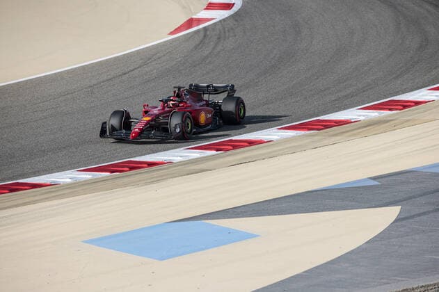 16 LECLERC Charles (mco), Scuderia Ferrari F1-75, action during the Formula 1 Gulf Air Bahrain Grand Prix 2022, 1st round of the 2022 FIA Formula One World Championship, WM, Weltmeisterschaft on the Bahrain International Circuit, from March 18 to 20, 2022 in Sakhir, Bahrain - F1 - BAHRAIN GRAND PRIX 2022 DPPI Panoramic  _R5_0635