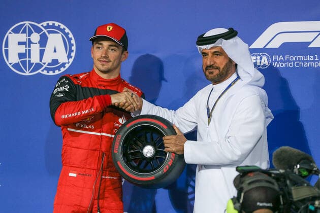 FORMULA 1 GULF AIR BAHRAIN GRAND PRIX 2022, 19 03 2022 Bahrain International Circuit, Sakhir, Bahrain on 19 March 2022 Charles Leclerc 16 (MON), Scuderia Ferrari F1-75 is awarded wheel after pole position from Mohammed bin Sulayem during the FORMULA 1 GULF AIR BAHRAIN GRAND PRIX 2022, Phil Duncan Editorial Use Only Copyright: xPhilxDuncanx ESM-0409-0018