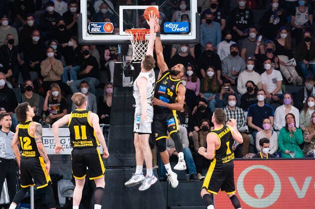 Sport Themen der Woche KW11 easyCredit Basketball Bundesliga, Hamburg Towers vs.MHP Riesen Ludwigsburg, Hamburg 19.03.2022 easyCredit Basketball Bundesliga, Hamburg Towers vs. MHP Riesen Ludwigsburg, 19.03.2022, Justus Hollatz ( 21 Hamburg Towers), Tekela Cotton ( 32 MHP Riesen Ludwigsburg) *** easyCredit Basketball Bundesliga, Hamburg Towers vs MHP Riesen Ludwigsburg, Hamburg 19 03 2022 easyCredit Basketball Bundesliga, Hamburg Towers vs MHP Riesen Ludwigsburg, 19 03 2022, Justus Hollatz 21 Hamburg Towers , Tekela Cotton 32 MHP Riesen Ludwigsburg Copyright: xBEAUTIFULxSPORTS Mohwinkelx