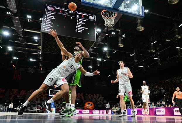 19.03.2022 - Basketball - Saison 2021 2022 - 2. Bundesliga Pro-A - 30. Spieltag: Nürnberg Falcons Basketball Club NBC - Römerstrom Gladiators Trier - - Evan Derek Taylor (10, Nürnberg Falcons BC NBC ) vor Austin Jermaine Wiley (50, Römerstrom Gladiators Trier )