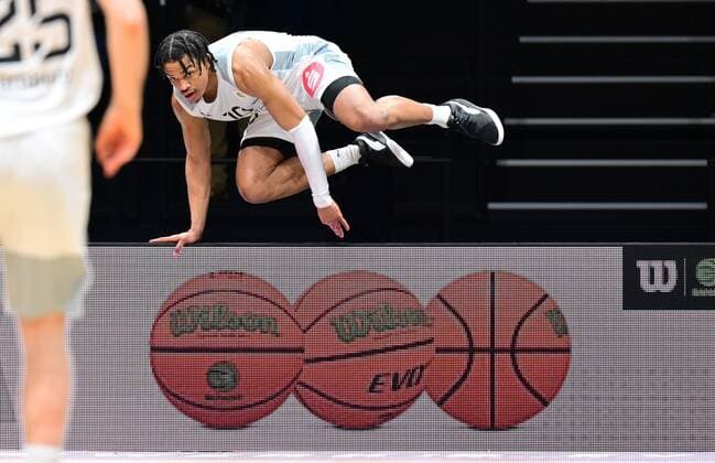 19.03.2022 - Basketball - Saison 2021 2022 - 2. Bundesliga Pro-A - 30. Spieltag: Nürnberg Falcons Basketball Club NBC - Römerstrom Gladiators Trier - - Evan Derek Taylor (10, Nürnberg Falcons BC NBC ) springt über Bande