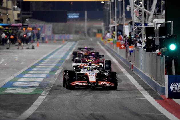 19.03.2022, Bahrain International Circuit, Sakhir, Formel 1 in Bahrain 2022 , im Bild Mick Schumacher (DEU), Haas F1 Team, Charles Leclerc (MCO), Scuderia Ferrari, Carlos Sainz Jr. (ESP), Scuderia Ferrari (Foto EU-Images) Sakhir Bahrain International Circuit Bahrain