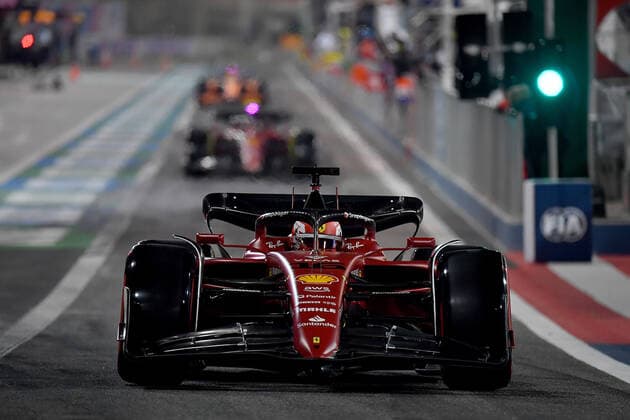 19.03.2022, Bahrain International Circuit, Sakhir, Formel 1 in Bahrain 2022 , im Bild Charles Leclerc (MCO), Scuderia Ferrari, Carlos Sainz Jr. (ESP), Scuderia Ferrari (Foto EU-Images) Sakhir Bahrain International Circuit Bahrain