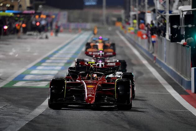 19.03.2022, Bahrain International Circuit, Sakhir, Formel 1 in Bahrain 2022 , im Bild Carlos Sainz Jr. (ESP), Scuderia Ferrari, Valtteri Bottas (FIN), Alfa Romeo F1 Team ORLEN (Foto EU-Images) Sakhir Bahrain International Circuit Bahrain