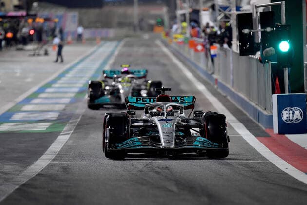 19.03.2022, Bahrain International Circuit, Sakhir, Formel 1 in Bahrain 2022 , im Bild George Russel (GBR), Mercedes-AMG Petronas Formula One Team, Lewis Hamilton (GBR), Mercedes-AMG Petronas Formula One Team (Foto EU-Images) Sakhir Bahrain International Circuit Bahrain