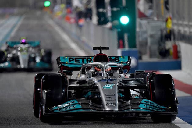 19.03.2022, Bahrain International Circuit, Sakhir, Formel 1 in Bahrain 2022 , im Bild George Russel (GBR), Mercedes-AMG Petronas Formula One Team, Lewis Hamilton (GBR), Mercedes-AMG Petronas Formula One Team (Foto EU-Images) Sakhir Bahrain International Circuit Bahrain