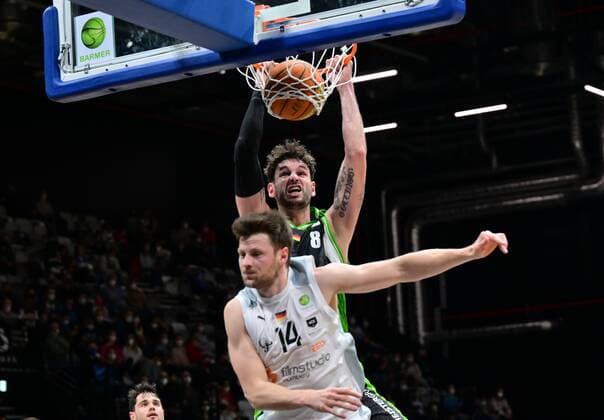 19.03.2022 - Basketball - Saison 2021 2022 - 2. Bundesliga Pro-A - 30. Spieltag: Nürnberg Falcons Basketball Club NBC - Römerstrom Gladiators Trier - - Enosch Wolf (8, Römerstrom Gladiators Trier ) Dunking Dunk - vorne Sebastian Schröder Schroeder (14, Nürnberg Falcons BC NBC )