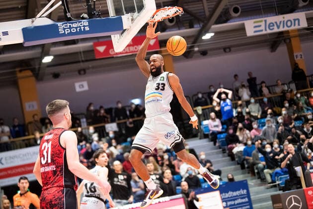 BARMER 2. Basketsball Bundesliga ProA Saison 2021 2022 30. Spieltag am 19.3.22 Medipolis SC Jena vs Bayer Giants Leverkusen Mitte: Brandon Thomas (Jena) jubelt beim Dunking Sparkassen Arena