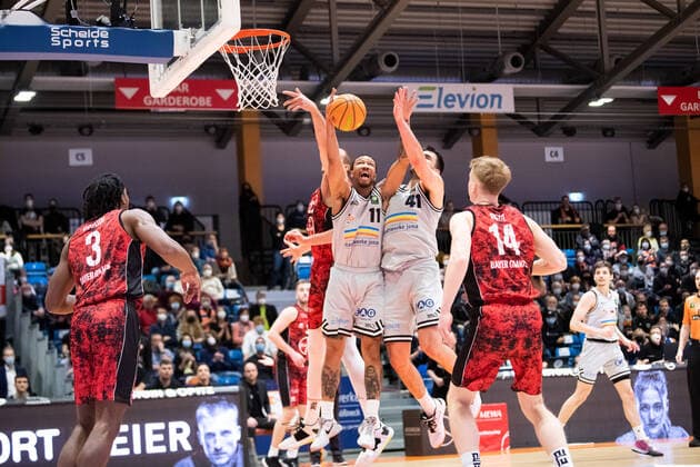 BARMER 2. Basketsball Bundesliga ProA Saison 2021 2022 30. Spieltag am 19.3.22 Medipolis SC Jena vs Bayer Giants Leverkusen v.li. im Rebound Duell Dennis Heinzmann (Leverkusen) gegen Rayshawn Simmons (Jena) und Alex Herrera (Jena) Sparkassen Arena
