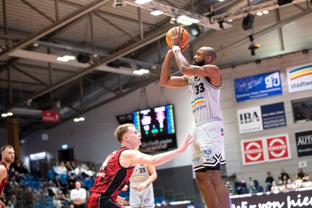 BARMER 2. Basketsball Bundesliga ProA Saison 2021 2022 30. Spieltag am 19.3.22 Medipolis SC Jena vs Bayer Giants Leverkusen v.re. Brandon Thomas (Jena) beim Wurf gegen Luis Figge (Leverkusen) Sparkassen Arena