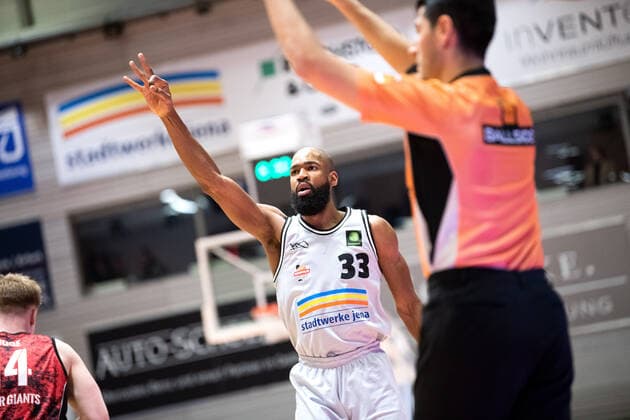 BARMER 2. Basketsball Bundesliga ProA Saison 2021 2022 30. Spieltag am 19.3.22 Medipolis SC Jena vs Bayer Giants Leverkusen Brandon Thomas (Jena) jubelt über einen erfolgreichen 3 Punkt Wurf, Portrait Sparkassen Arena