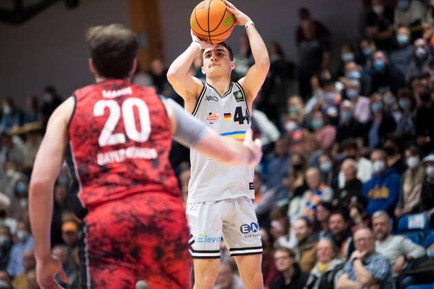 BARMER 2. Basketsball Bundesliga ProA Saison 2021 2022 30. Spieltag am 19.3.22 Medipolis SC Jena vs Bayer Giants Leverkusen v.re. Vuk Radojicic (Jena) mit dem Wurf gegen JJ Mann (Leverkusen) Sparkassen Arena