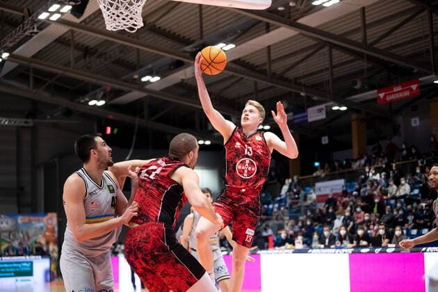 BARMER 2. Basketsball Bundesliga ProA Saison 2021 2022 30. Spieltag am 19.3.22 Medipolis SC Jena vs Bayer Giants Leverkusen v.re. Lennard Winter (Leverkusen) beim Korbleger. Unter dem Korb v.re. Alex Herrera (Jena) gegen Dennis Heinzmann (Leverkusen) Sparkassen Arena