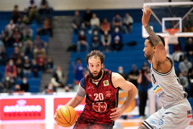 BARMER 2. Basketsball Bundesliga ProA Saison 2021 2022 30. Spieltag am 19.3.22 Medipolis SC Jena vs Bayer Giants Leverkusen v.li. JJ Mann (Leverkusen) am Ball gegen Rayshawn Simmons (Jena) Sparkassen Arena