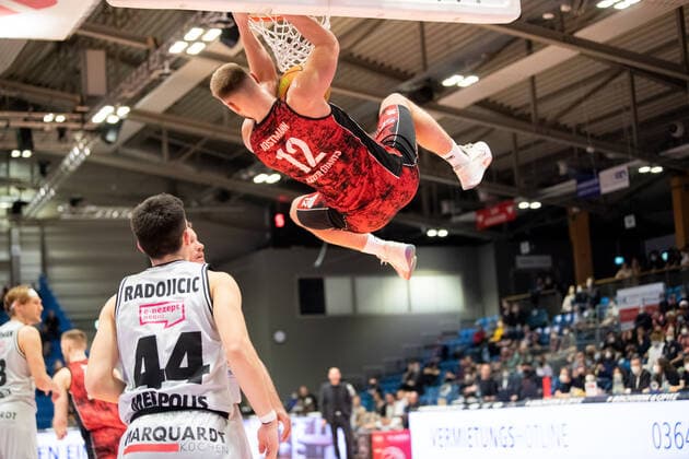 BARMER 2. Basketsball Bundesliga ProA Saison 2021 2022 30. Spieltag am 19.3.22 Medipolis SC Jena vs Bayer Giants Leverkusen Mitte: Melvin Jostmann (Leverkusen) mit dem Dunking Sparkassen Arena