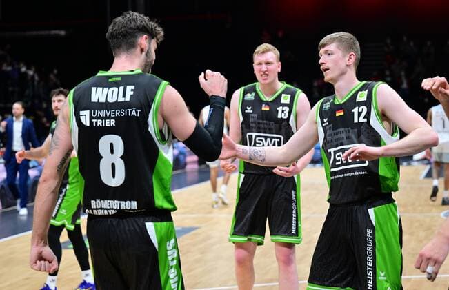 19.03.2022 - Basketball - Saison 2021 2022 - 2. Bundesliga Pro-A - 30. Spieltag: Nürnberg Falcons Basketball Club NBC - Römerstrom Gladiators Trier - - Jubel Freude Trier nach Spielende - Enosch Wolf (8, Römerstrom Gladiators Trier ) Jonathan Almstedt (13, Römerstrom Gladiators Trier ) Jonas Niedermanner (12, Römerstrom Gladiators Trier )