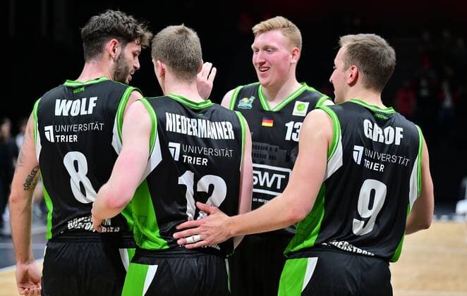 19.03.2022 - Basketball - Saison 2021 2022 - 2. Bundesliga Pro-A - 30. Spieltag: Nürnberg Falcons Basketball Club NBC - Römerstrom Gladiators Trier - - Jubel Freude Trier nach Spielende - Enosch Wolf (8, Römerstrom Gladiators Trier ) Jonas Niedermanner (12, Römerstrom Gladiators Trier ) Jonathan Almstedt (13, Römerstrom Gladiators Trier ) Jonas Grof (9, Römerstrom Gladiators Trier )