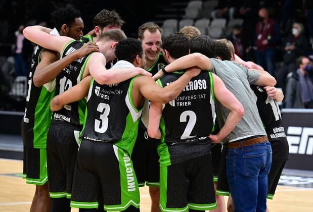 19.03.2022 - Basketball - Saison 2021 2022 - 2. Bundesliga Pro-A - 30. Spieltag: Nürnberg Falcons Basketball Club NBC - Römerstrom Gladiators Trier - - Teamkreis Trier nach Spielende