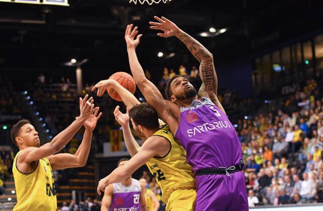GER, Basketball,easy Credit-BBL, EWE Baskets Oldenburg vs BG Göttingen 19.03.2022, EWE Arena, Oldenburg, GER, easy Credit-BBL, EWE Baskets Oldenburg vs BG Göttingen , im Bild Jeff ROBERSON ( BG Göttingen 5 ) TJ HOLYFIELD ( EWE Baskets Oldenburg 22 ) Sebastian HERRERA ( EWE Baskets Oldenburg 7 )