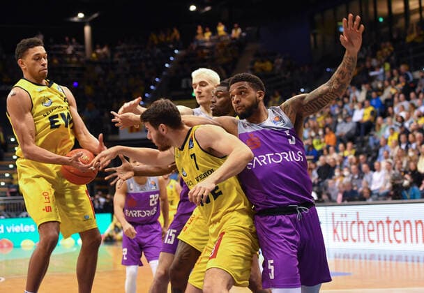 GER, Basketball,easy Credit-BBL, EWE Baskets Oldenburg vs BG Göttingen 19.03.2022, EWE Arena, Oldenburg, GER, easy Credit-BBL, EWE Baskets Oldenburg vs BG Göttingen , im Bild Jeff ROBERSON ( BG Göttingen 5 ) TJ HOLYFIELD ( EWE Baskets Oldenburg 22 ) Sebastian HERRERA ( EWE Baskets Oldenburg 7 )