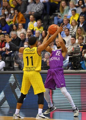 GER, Basketball,easy Credit-BBL, EWE Baskets Oldenburg vs BG Göttingen 19.03.2022, EWE Arena, Oldenburg, GER, easy Credit-BBL, EWE Baskets Oldenburg vs BG Göttingen , im Bild Stephen BROWN JR. ( BG Göttingen 22 ) Phil PRESSEY ( EWE Baskets Oldenburg 11 )