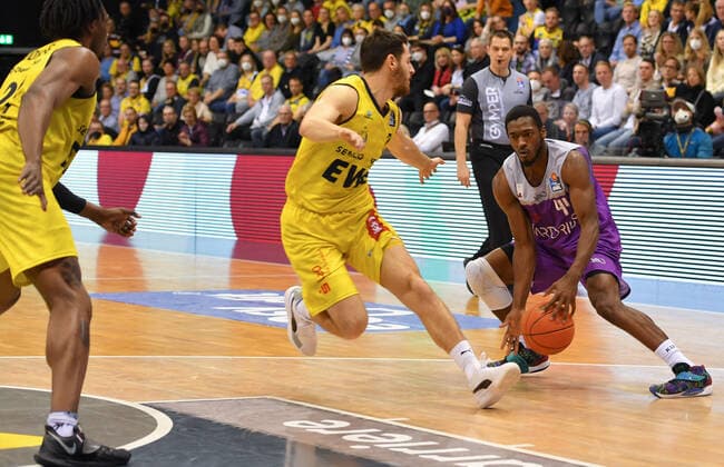 GER, Basketball,easy Credit-BBL, EWE Baskets Oldenburg vs BG Göttingen 19.03.2022, EWE Arena, Oldenburg, GER, easy Credit-BBL, EWE Baskets Oldenburg vs BG Göttingen , im Bild Kamar BALDWIN ( BG Göttingen 44 ) Sebastian HERRERA ( EWE Baskets Oldenburg 7 )