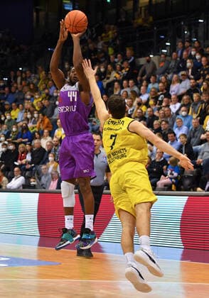GER, Basketball,easy Credit-BBL, EWE Baskets Oldenburg vs BG Göttingen 19.03.2022, EWE Arena, Oldenburg, GER, easy Credit-BBL, EWE Baskets Oldenburg vs BG Göttingen , im Bild Kamar BALDWIN ( BG Göttingen 44 ) Sebastian HERRERA ( EWE Baskets Oldenburg 7 )
