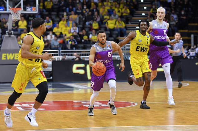 GER, Basketball,easy Credit-BBL, EWE Baskets Oldenburg vs BG Göttingen 19.03.2022, EWE Arena, Oldenburg, GER, easy Credit-BBL, EWE Baskets Oldenburg vs BG Göttingen , im Bild Stephen BROWN JR. ( BG Göttingen 22 ) Phil PRESSEY ( EWE Baskets Oldenburg 11 )Tai ODIASE ( EWE Baskets Oldenburg 21 ) Philipp HARTWICH ( BG Göttingen 15 )